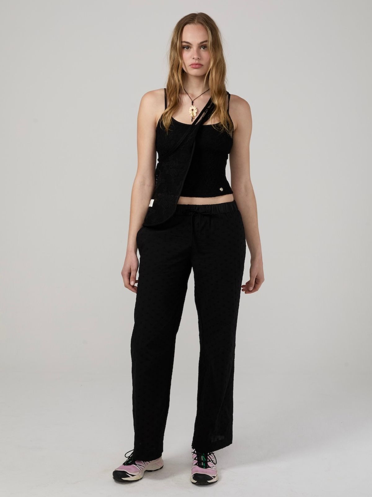 글로니(GLOWNY) SOPHIES EYELET PANTS (BLACK)