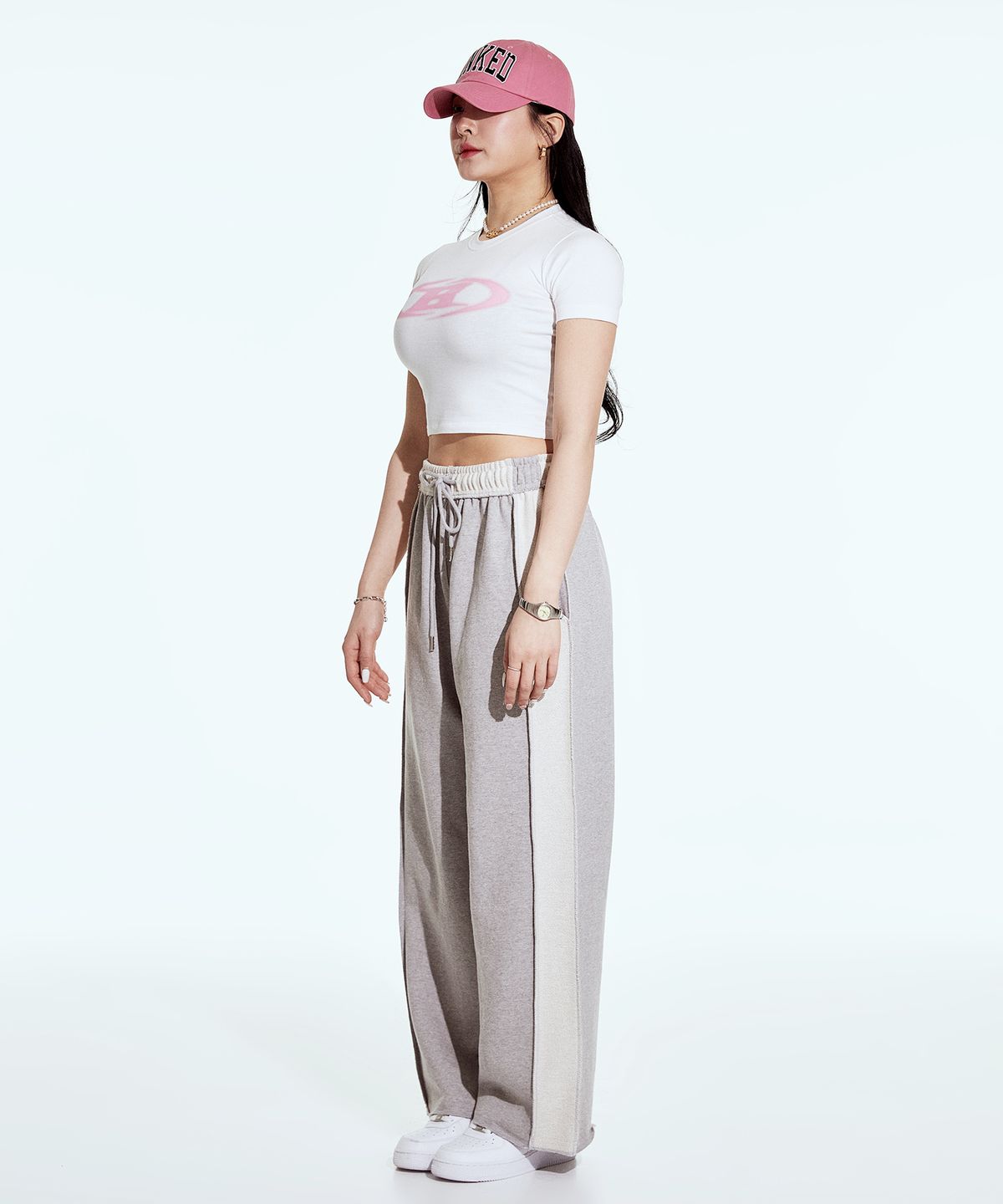 본투윈(BORN TO WIN) BLUR LOGO CROP TOP [IVORY]
