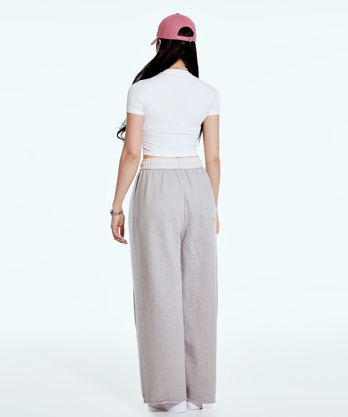 본투윈(BORN TO WIN) BLUR LOGO CROP TOP [IVORY]