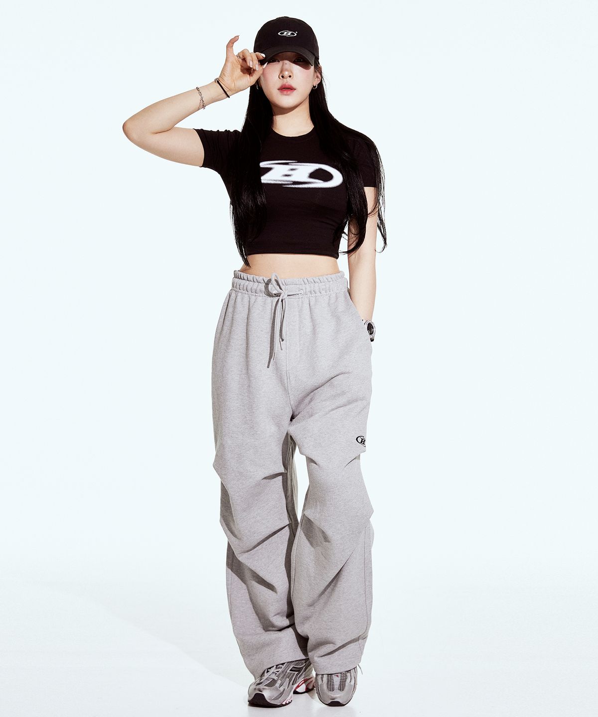 본투윈(BORN TO WIN) BLUR LOGO CROP TOP [BLACK]