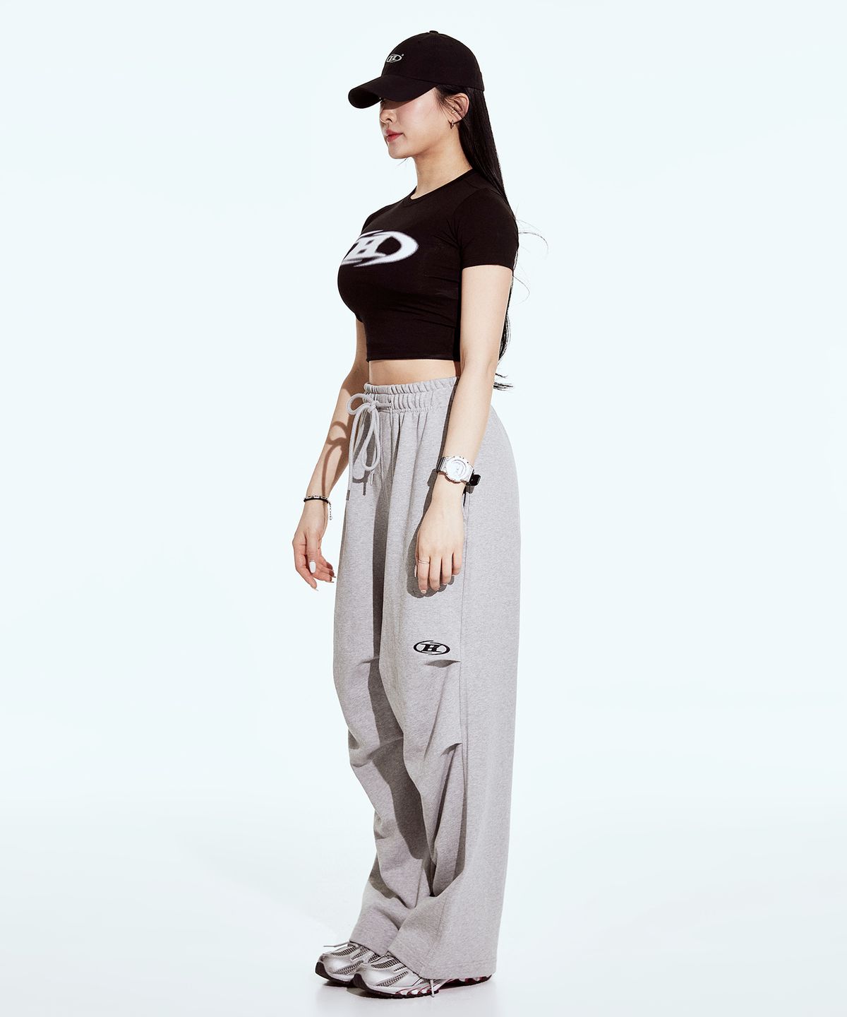 본투윈(BORN TO WIN) BLUR LOGO CROP TOP [BLACK]