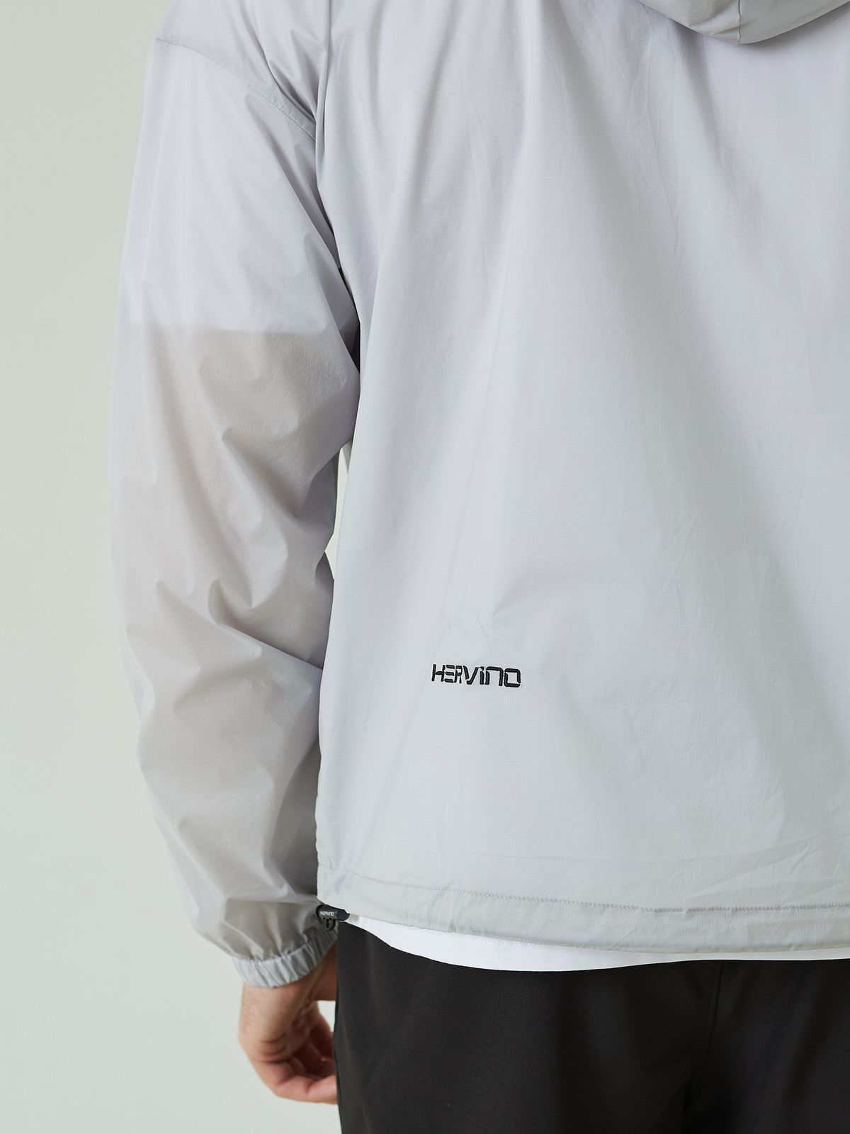 에르비노(HERVINO) 에어라이트 아노락 후드 바람막이[라이트그레이]