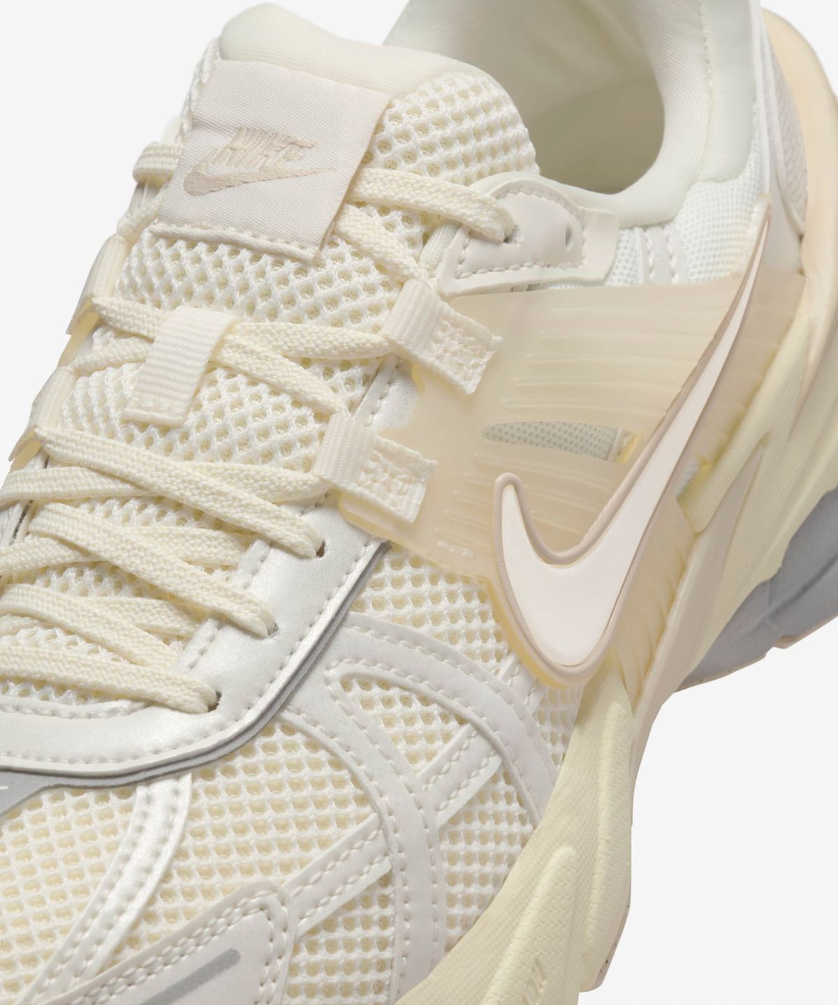 나이키(NIKE) V2K 런 W - 페일 아이보리:코코넛 밀크:샌드 드리프트:라이트 스모크 그레이 / HQ1512-110