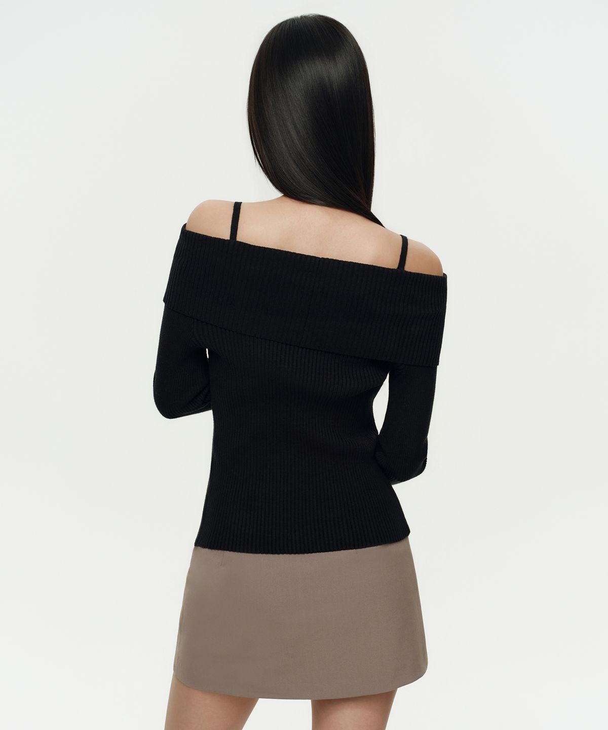 무신사 스탠다드 우먼(MUSINSA STANDARD WOMAN) 우먼즈 리브드 턴 다운 오프 숄더 가디건 [블랙]