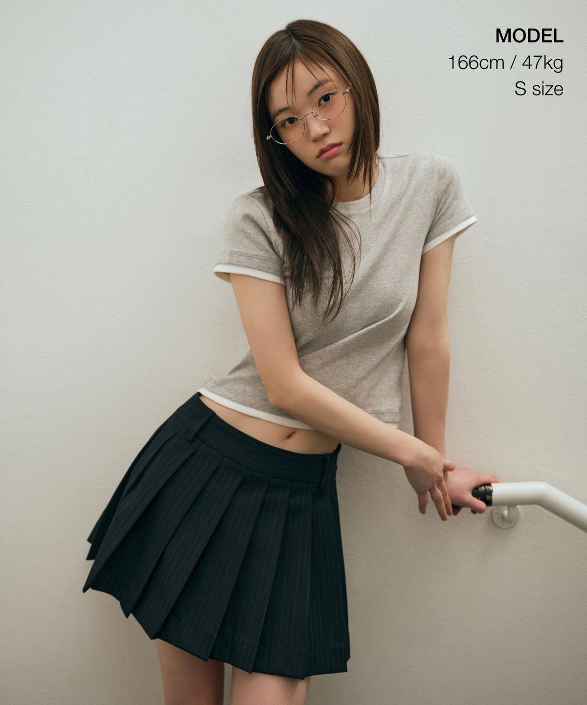 무신사 스탠다드 우먼(MUSINSA STANDARD WOMAN) 우먼즈 핀스트라이프 로 라이즈 플리츠 미니 스커트 [블랙]