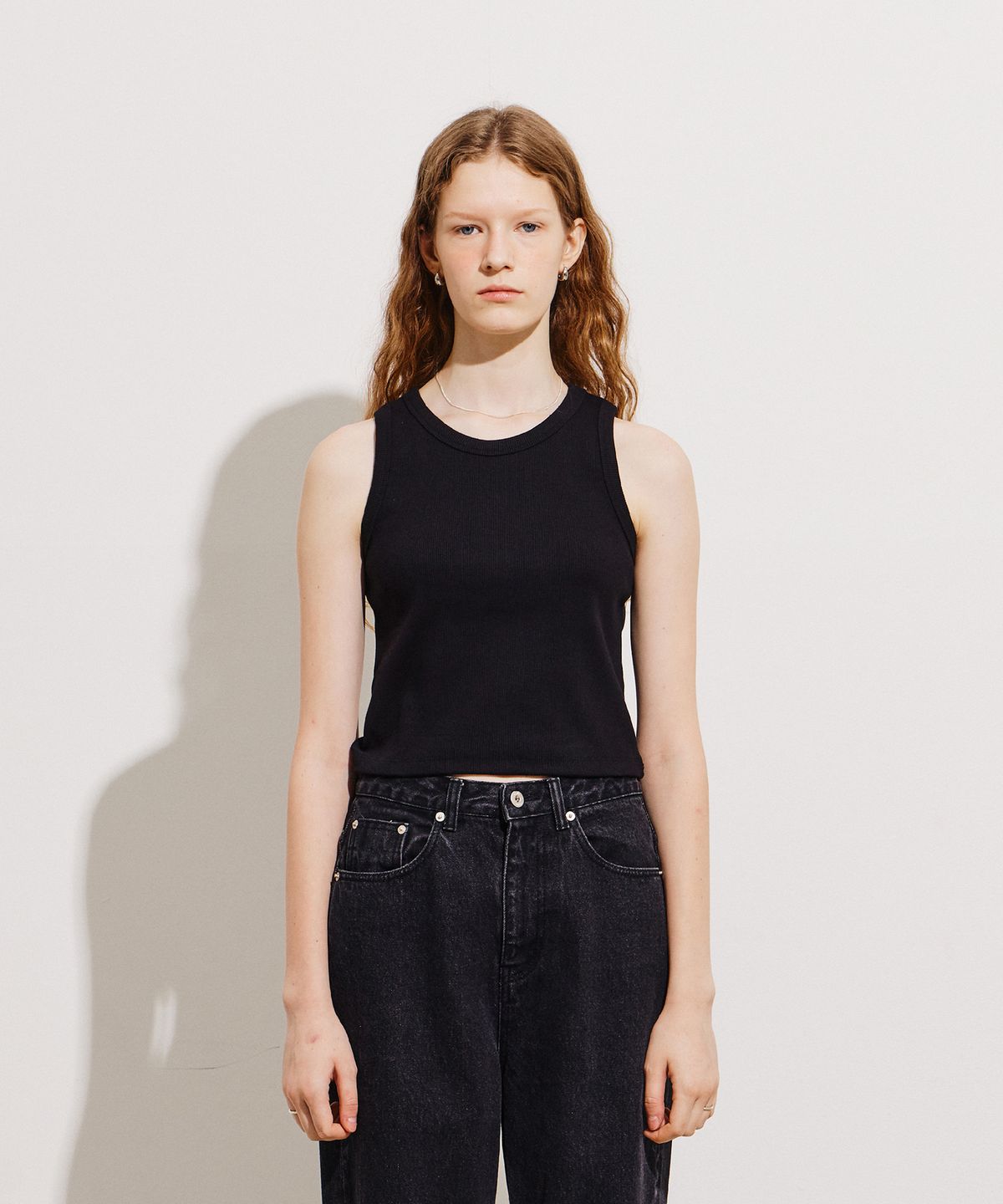 노티아(NOTIA) RIBBED SLEEVELESS CROP TOP - BLACK