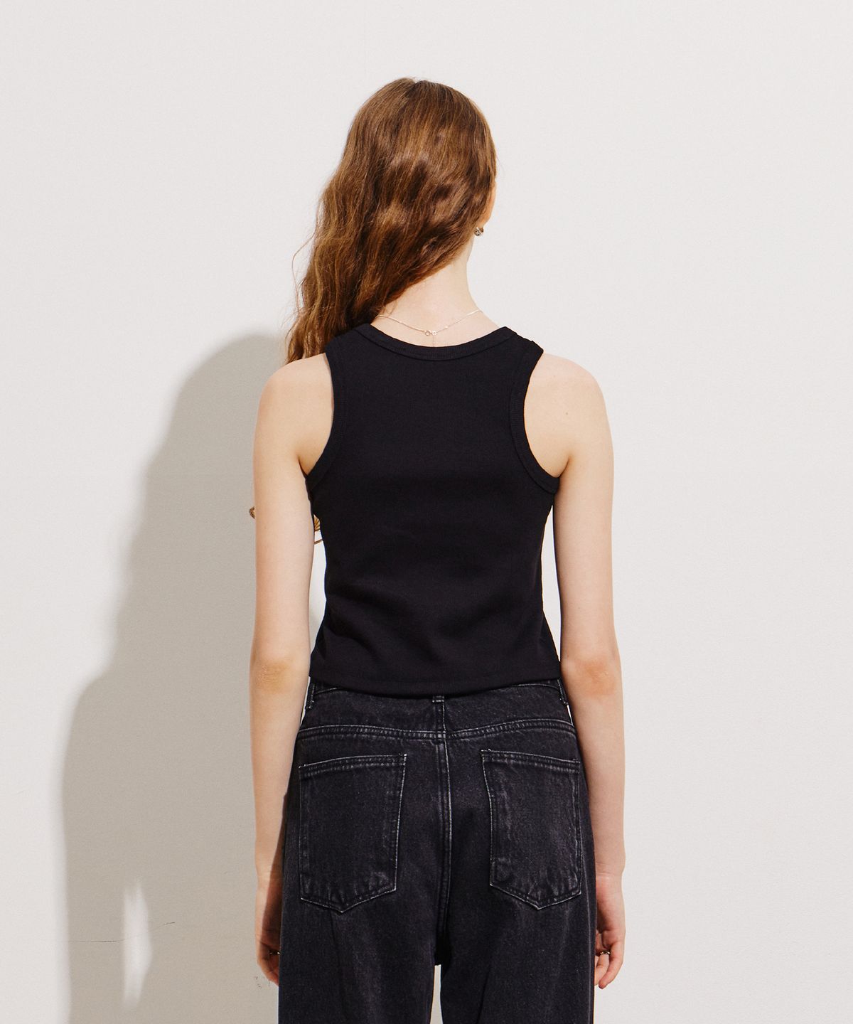노티아(NOTIA) RIBBED SLEEVELESS CROP TOP - BLACK