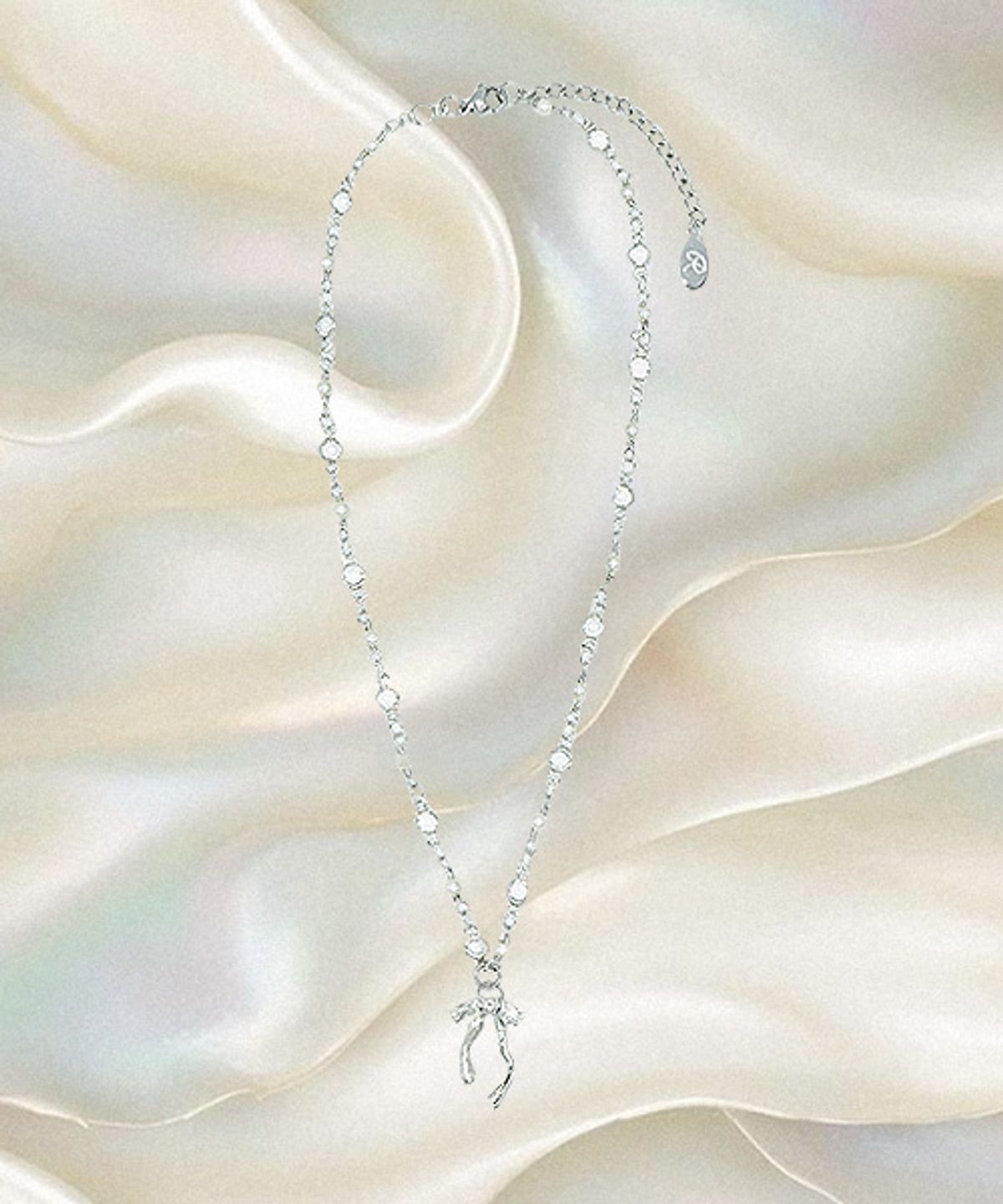 랜덤오프(RANDOMOFF) Glow shine ribbon Necklace
