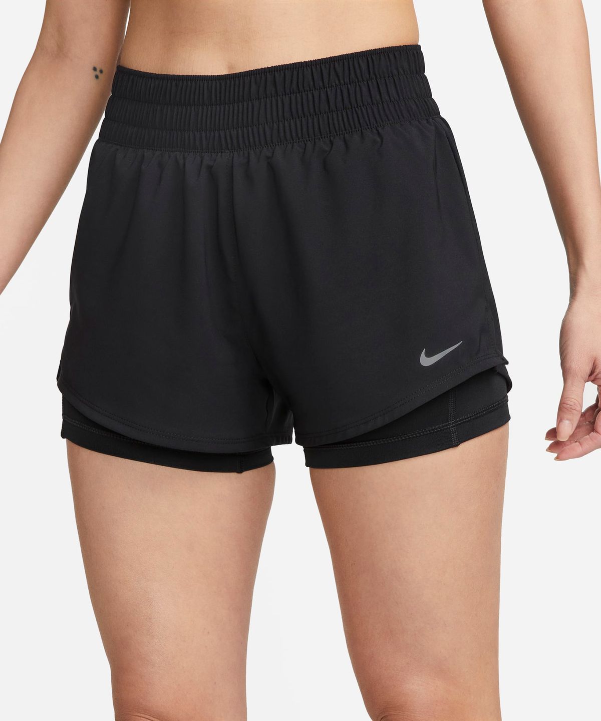 나이키(NIKE) 드라이 핏 원 미드라이즈 3인치 투인원 쇼츠 W - 블랙 / DX6013-010