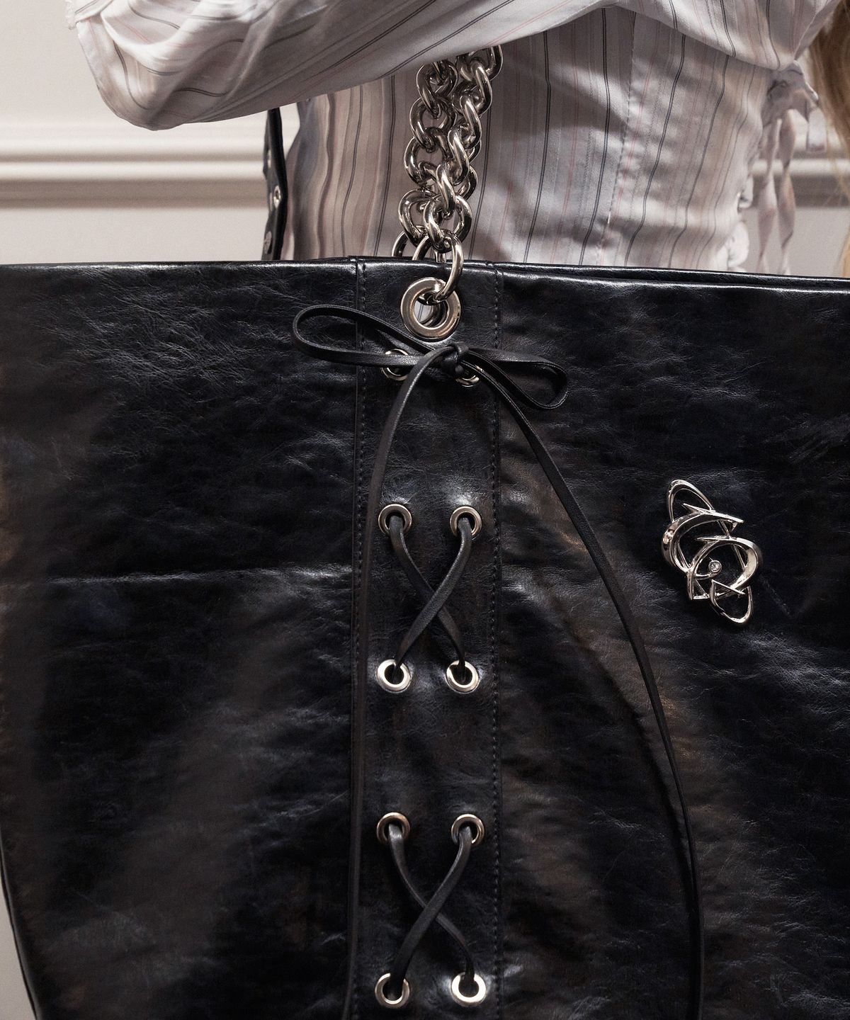 체리퀴리(CHERRYQUIRI) metalic lace up leather shopper bag - black