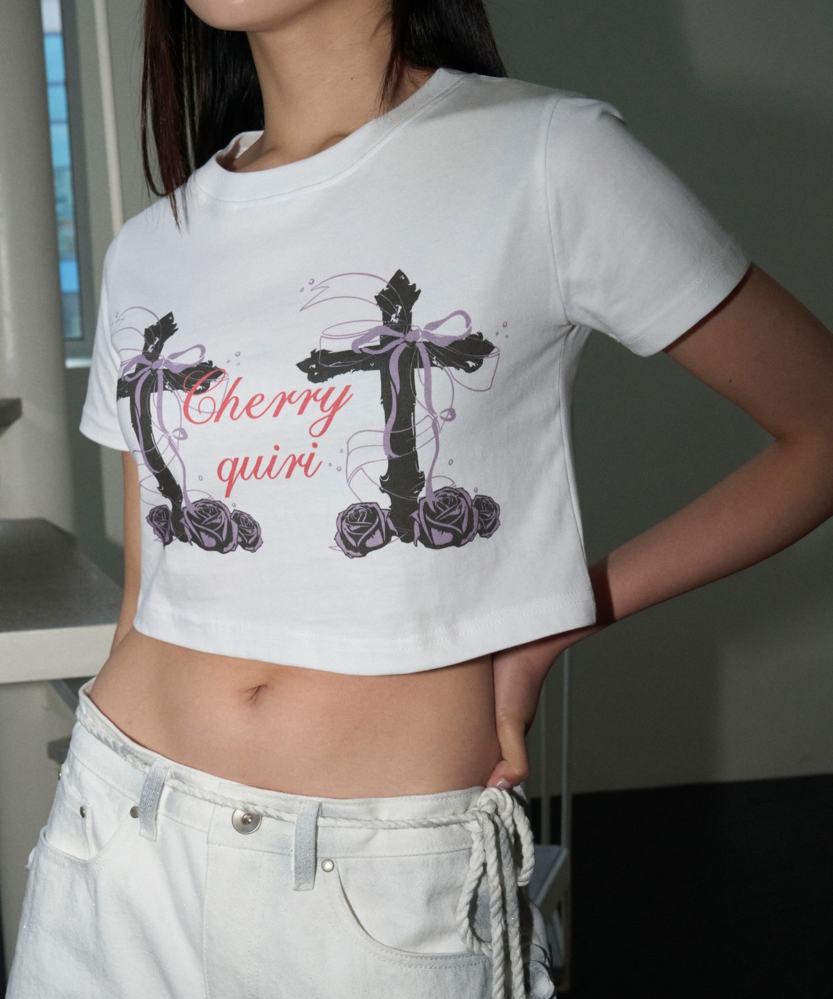 체리퀴리(CHERRYQUIRI) cross roses tee - white