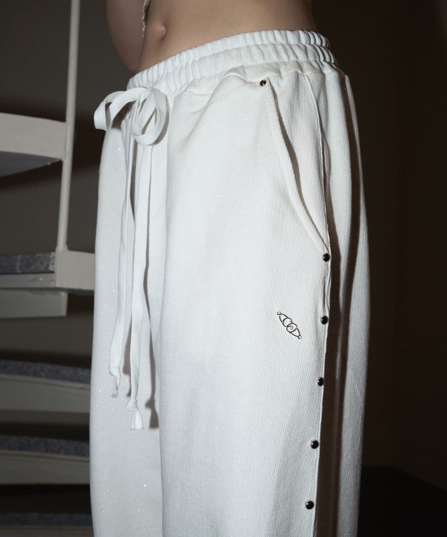 MUSINSA | CHERRYQUIRI stud twinkle jogger pt - white
