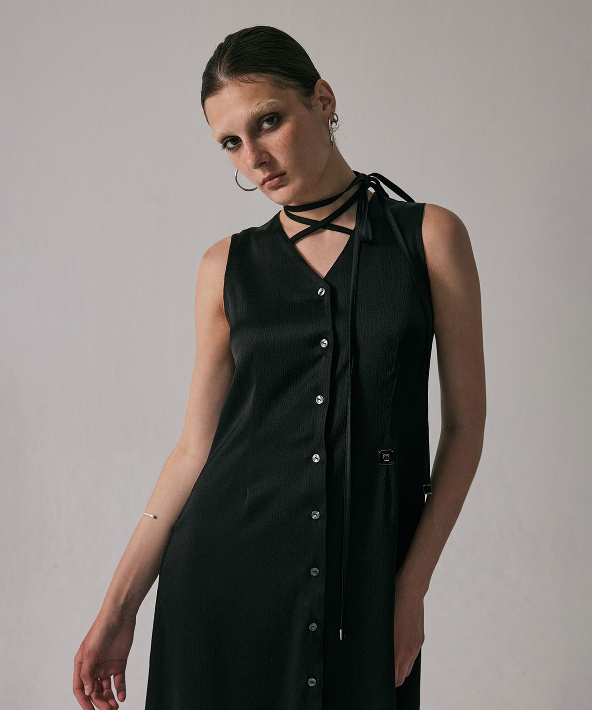 트리밍버드(TREEMINGBIRD) Strap Dart Long One-piece [ Black ]