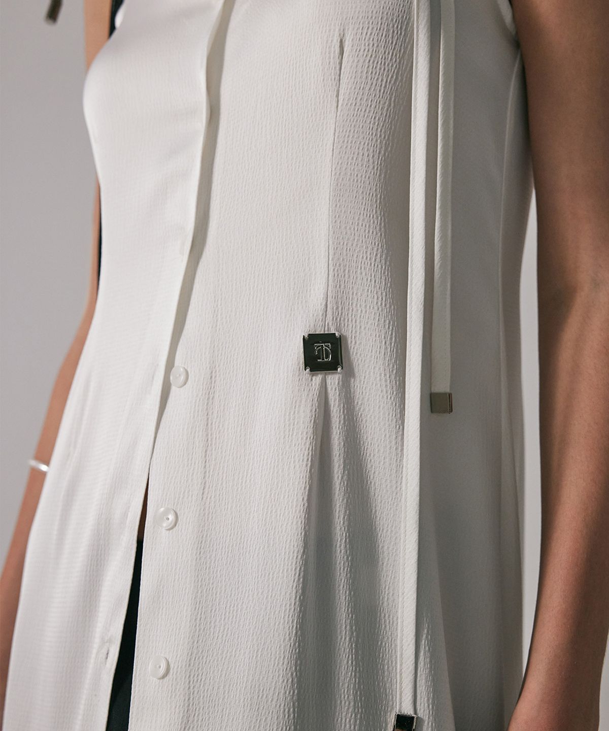 트리밍버드(TREEMINGBIRD) Strap Dart Long One-piece [ White ]