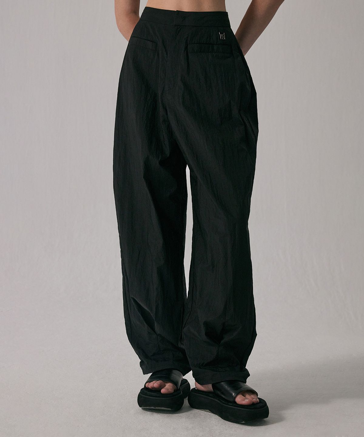 트리밍버드(TREEMINGBIRD) Double Box Pleats Nylon Slacks [ Black ]