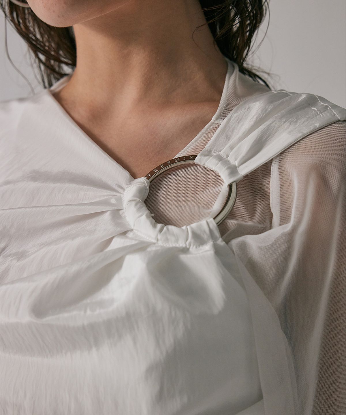 트리밍버드(TREEMINGBIRD) Metal Circle Drape Sleeveless [ White ]