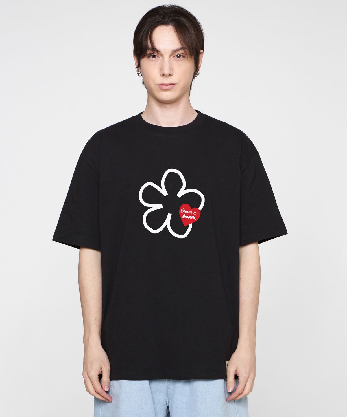 그레이버(GRAVER) [UNISEX]라인 플라워 하트로고 반팔티_블랙