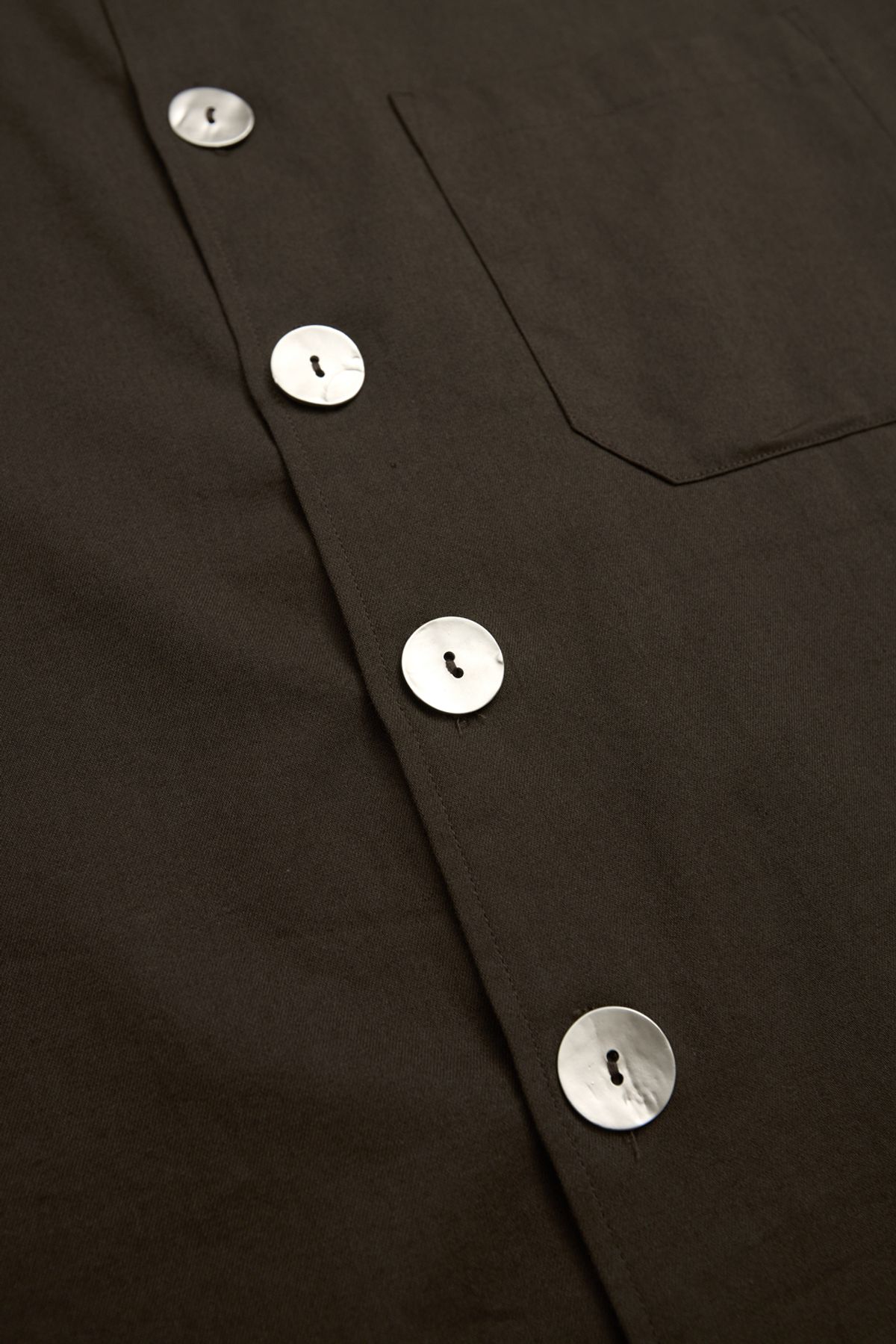 해칭룸(HATCHINGROOM) Arrow Shirt Big Button Mud Khaki