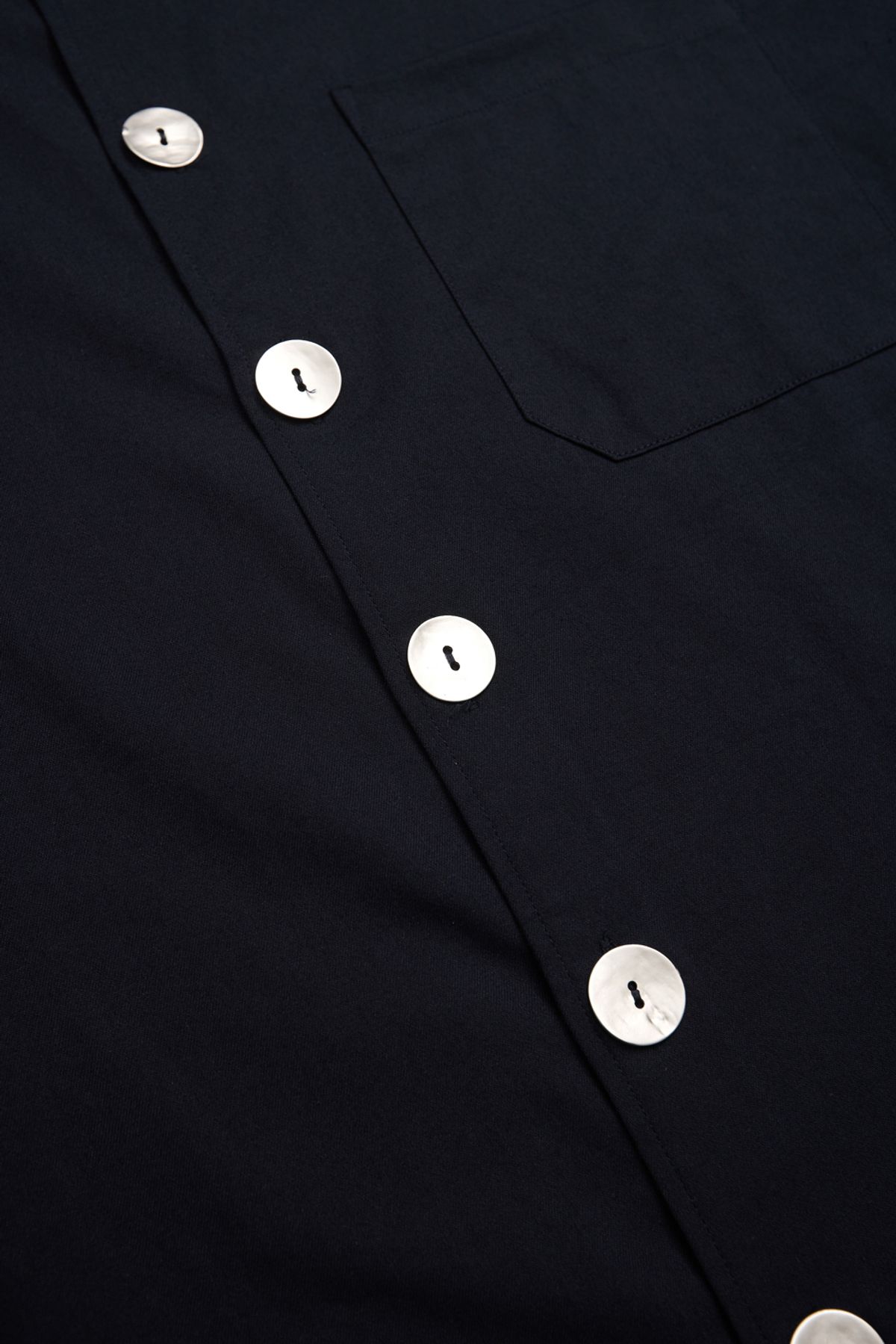 해칭룸(HATCHINGROOM) Arrow Shirt Big Button Dark Navy