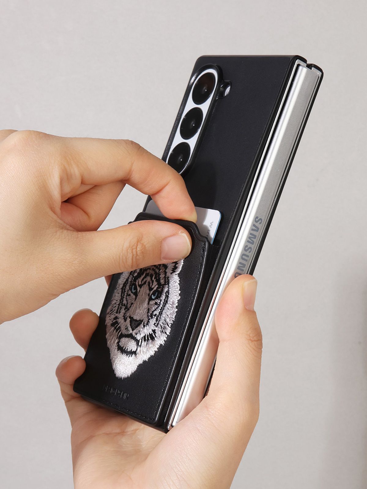 디자인스킨(DESIGNSKIN) 갤럭시Z폴드6 프리미엄 자수 비스트 케이스