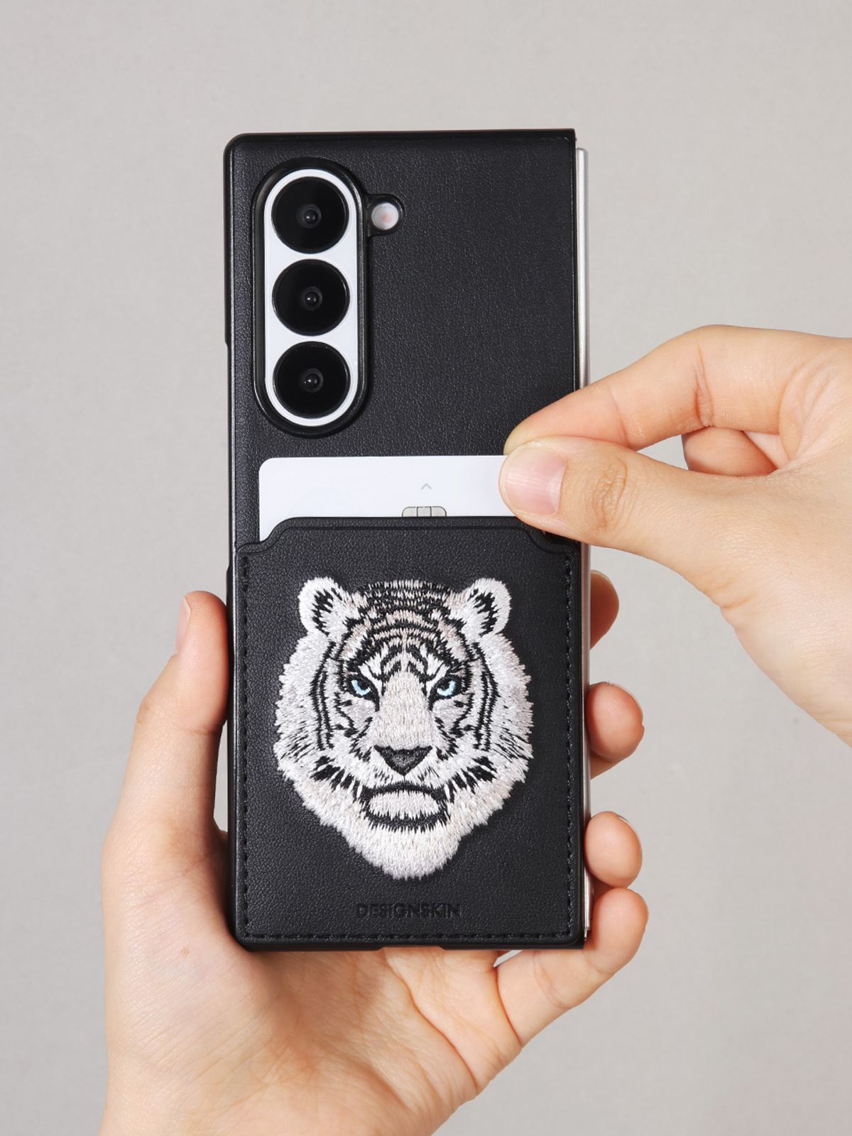 디자인스킨(DESIGNSKIN) 갤럭시Z폴드6 프리미엄 자수 비스트 케이스