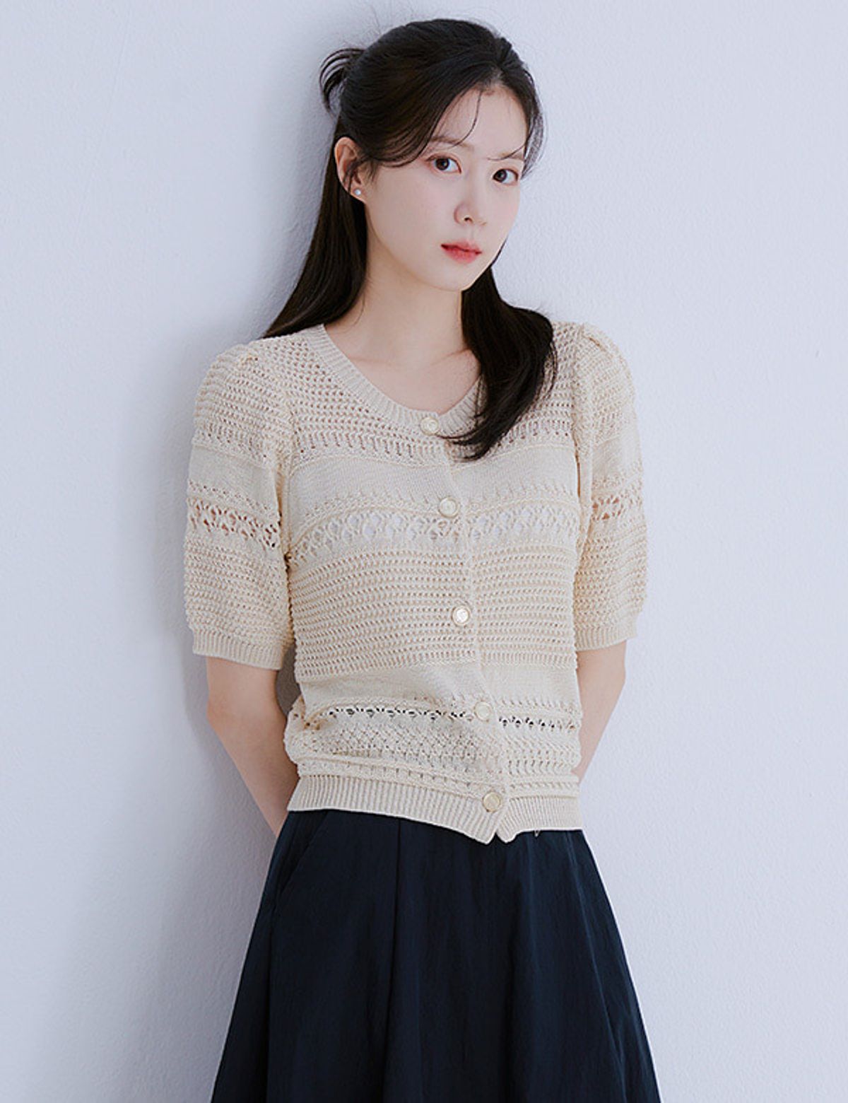 로엠(ROEM) 크로셰 라운드넥 금장 가디건(2colors)_RMCKE37RT3