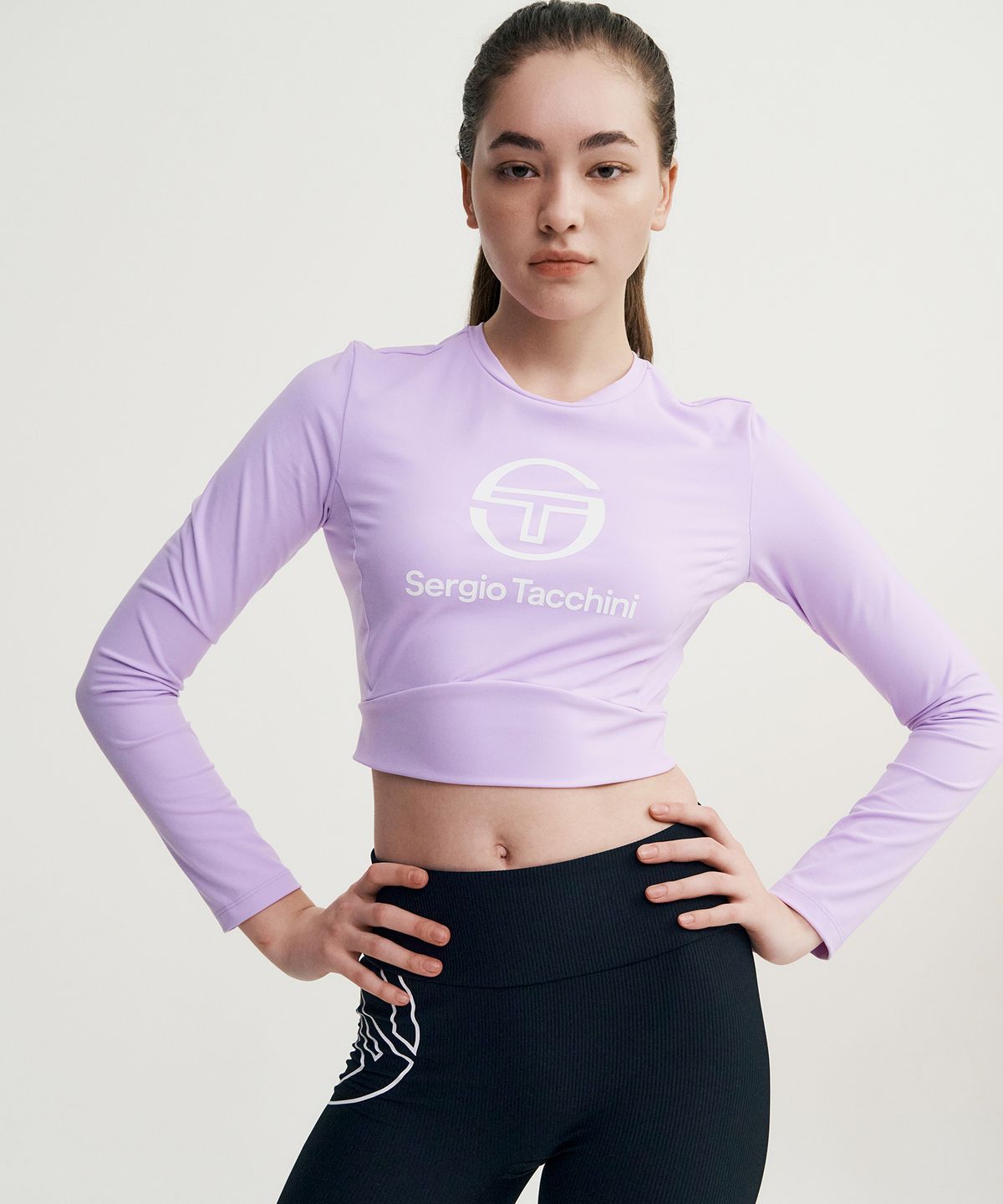 세르지오 타키니(SERGIO TACCHINI) W 에센셜 세미 크롭 긴팔티셔츠 (L.Purple)