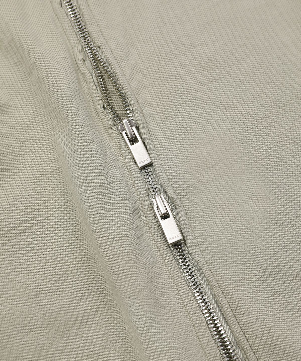 에피소드 언타이틀(EPISODE UNTITLED) ZIPPER POINT CUT-OFF T-SHIRT_KHAKI