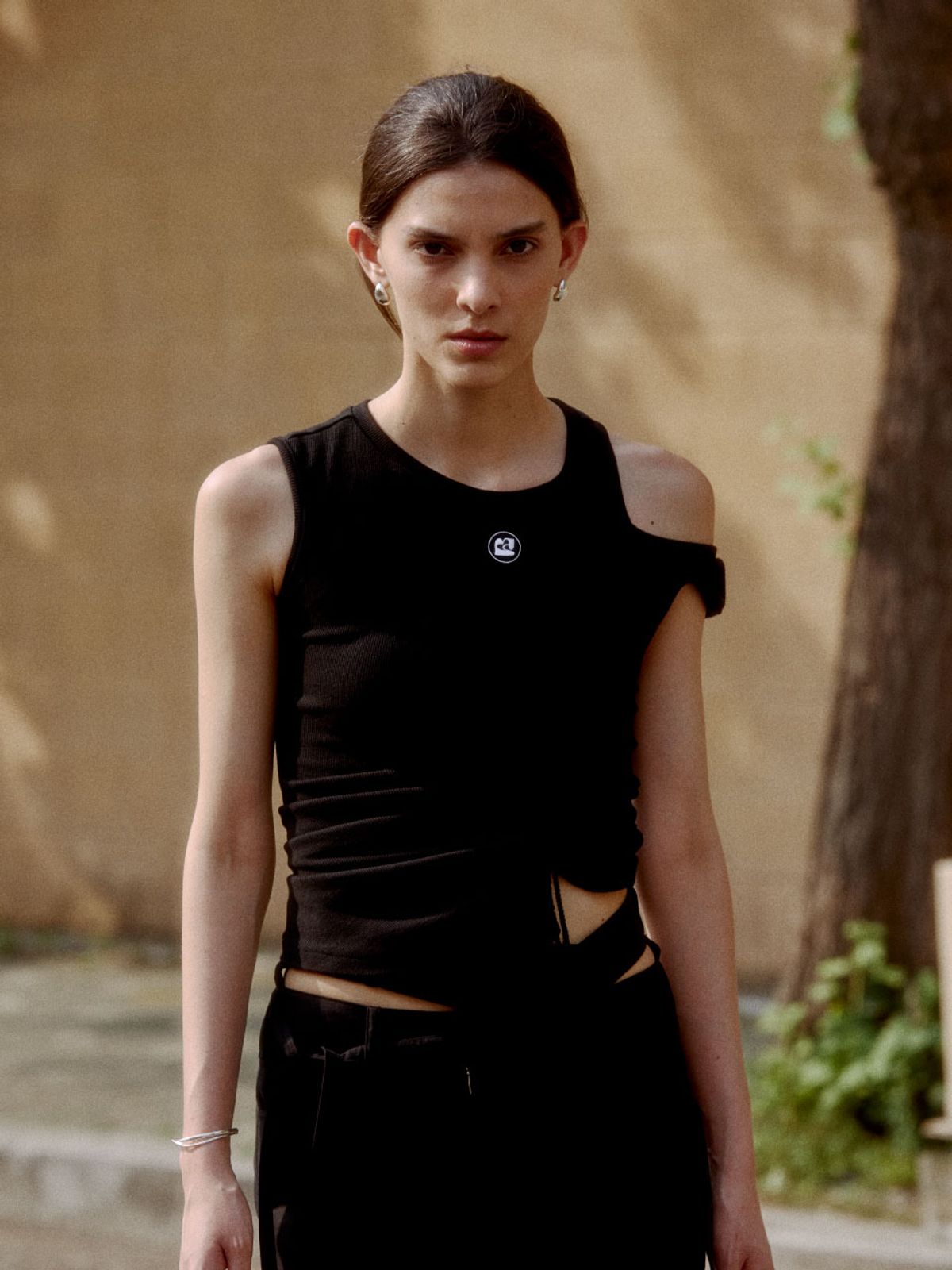 뮤제(MUSEE) BERLIN Cutout String Point Sleeveless Top_Black