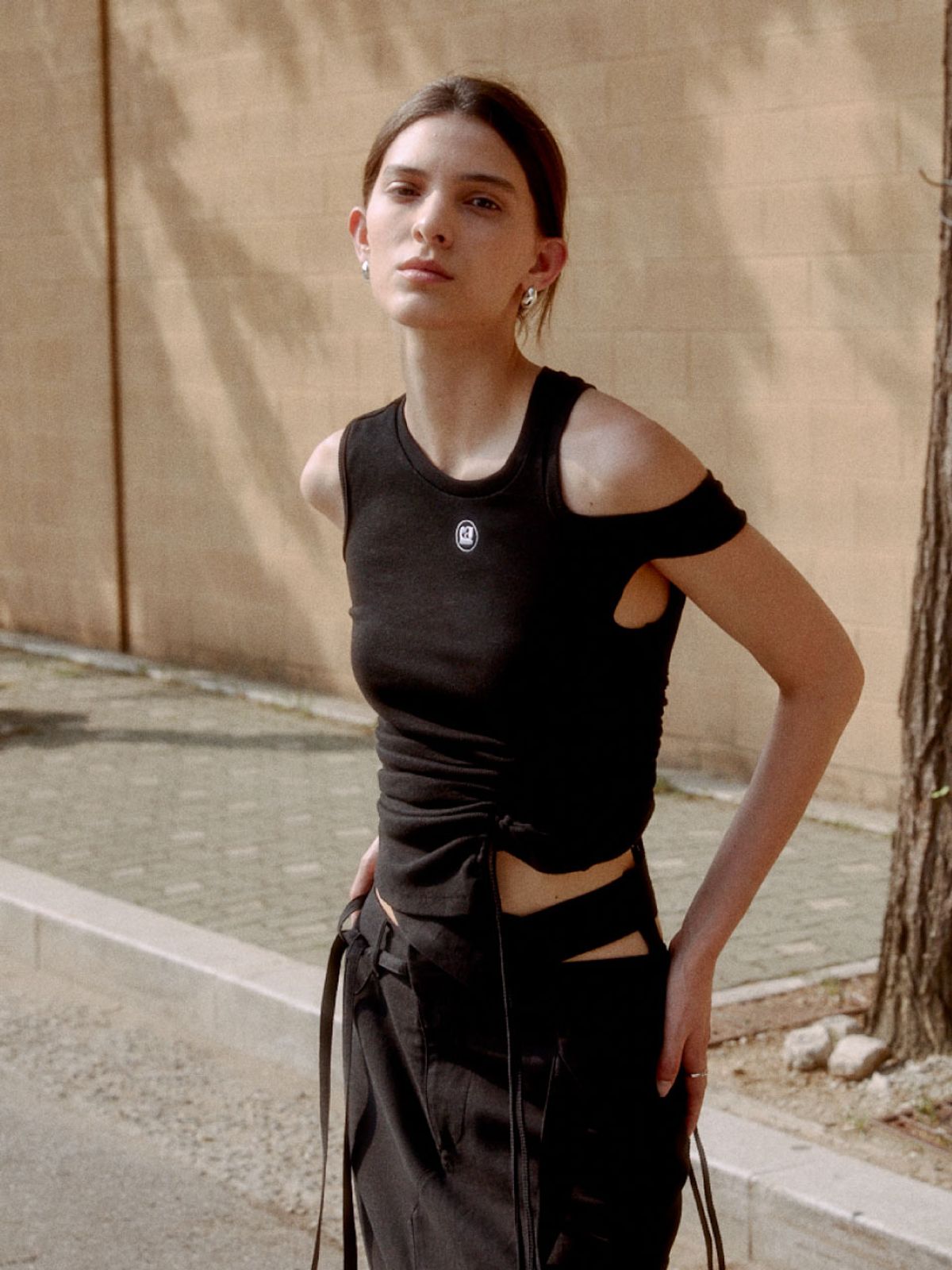 뮤제(MUSEE) BERLIN Cutout String Point Sleeveless Top_Black