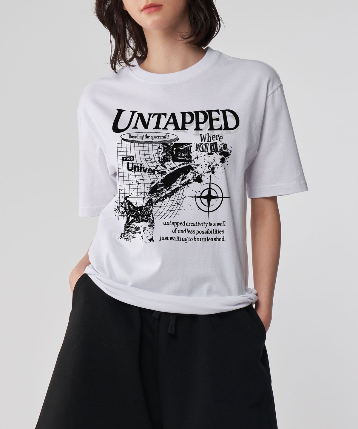 언탭트 스튜디오(UNTAPPED STUDIO) 유니버스 캣 그래피티 퓨어코튼 빅 오버핏 반팔 티셔츠 2COLOR