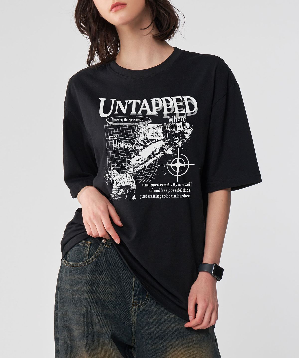 언탭트 스튜디오(UNTAPPED STUDIO) 유니버스 캣 그래피티 퓨어코튼 빅 오버핏 반팔 티셔츠 2COLOR