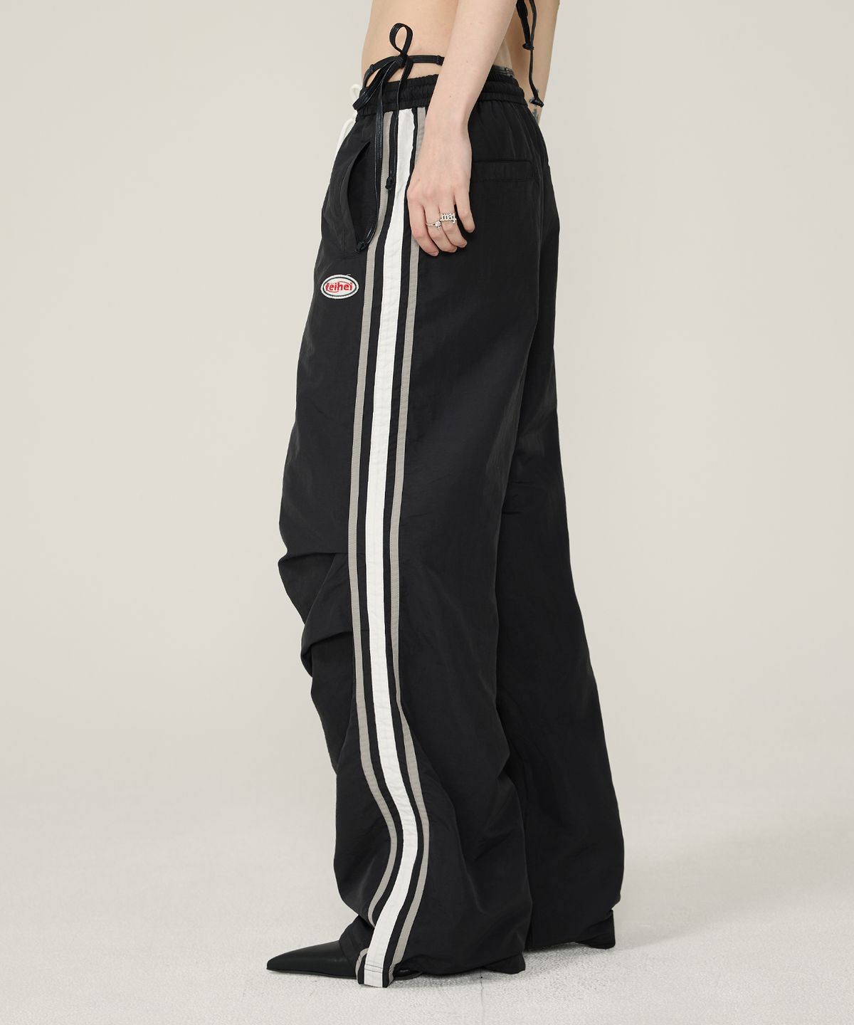 페이헤이(FEIHEI) (UX)THREE LINE PARACHUTE WIDE PANTS BLACK
