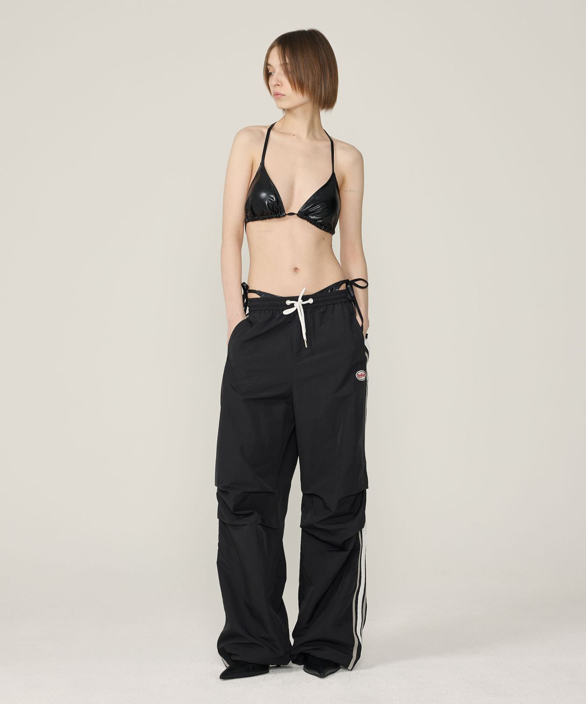 페이헤이(FEIHEI) (UX)THREE LINE PARACHUTE WIDE PANTS BLACK