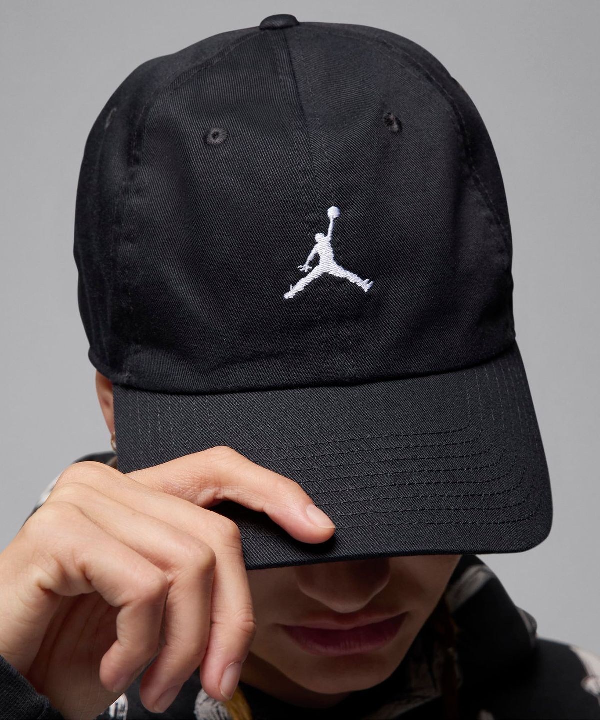나이키(NIKE) 조던 클럽 언스트럭처 커브 빌 모자 - 블랙:화이트 / HQ1963-010