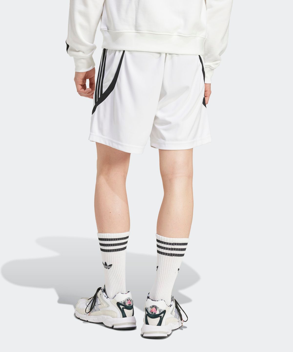 아디다스(ADIDAS) 아카이브 숏 팬츠 - 화이트 / IZ4828