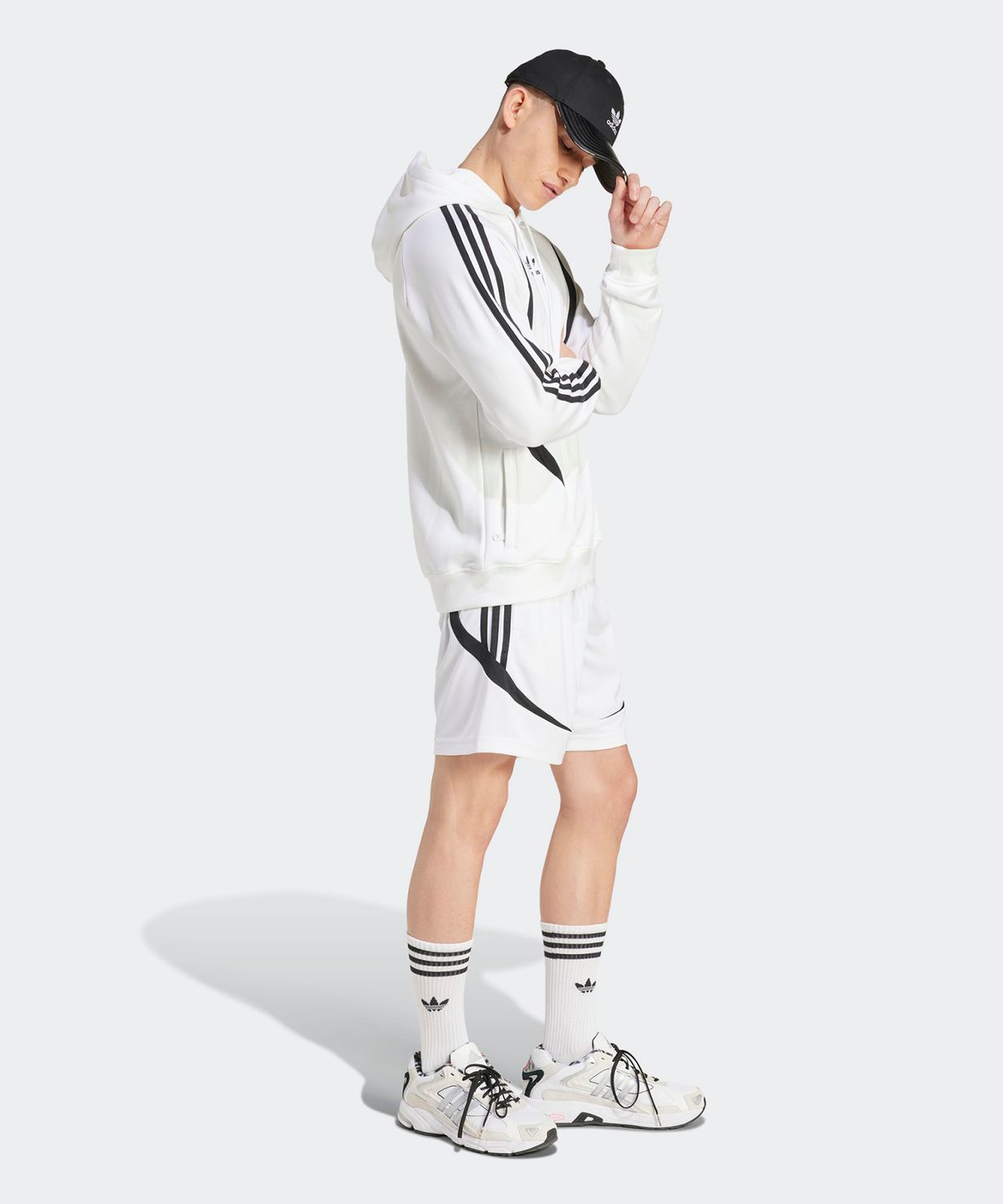 아디다스(ADIDAS) 아카이브 숏 팬츠 - 화이트 / IZ4828