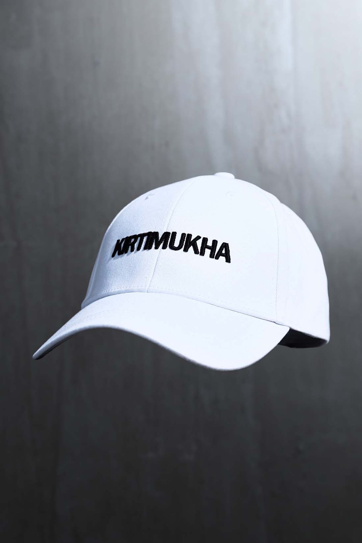 키르티무카(KIRTIMUKHA) 레터링 자수 볼캡 화이트