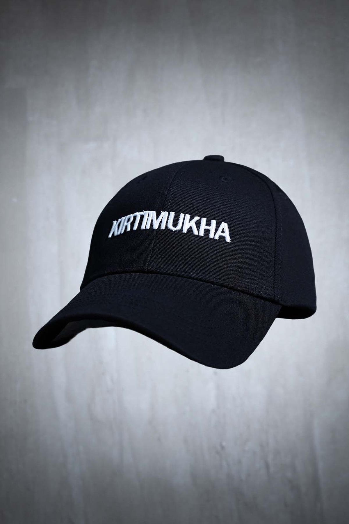키르티무카(KIRTIMUKHA) 레터링 자수 볼캡 블랙