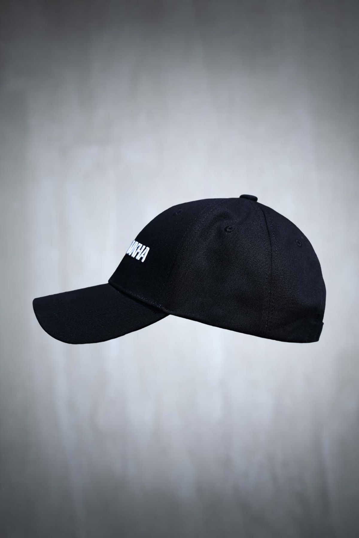 키르티무카(KIRTIMUKHA) 레터링 자수 볼캡 블랙