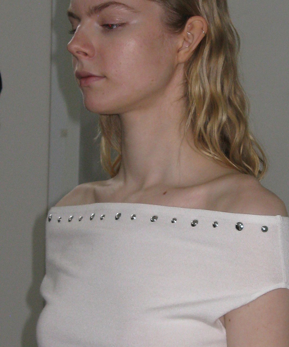 파르티멘토 우먼(PARTIMENTO WOMEN) 스터디드 오프숄더 니트 탑_아이보리