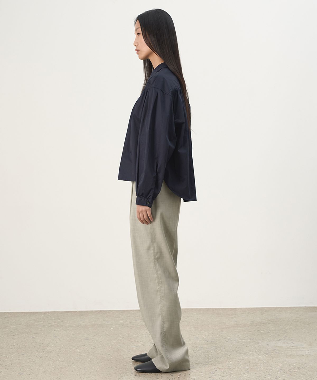러프사이드 화이트라벨(ROUGH SIDE WHITE LABEL) Volume Shirring Shirt Midnight Blue