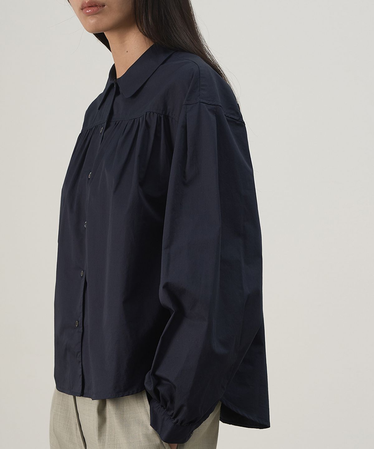 러프사이드 화이트라벨(ROUGH SIDE WHITE LABEL) Volume Shirring Shirt Midnight Blue
