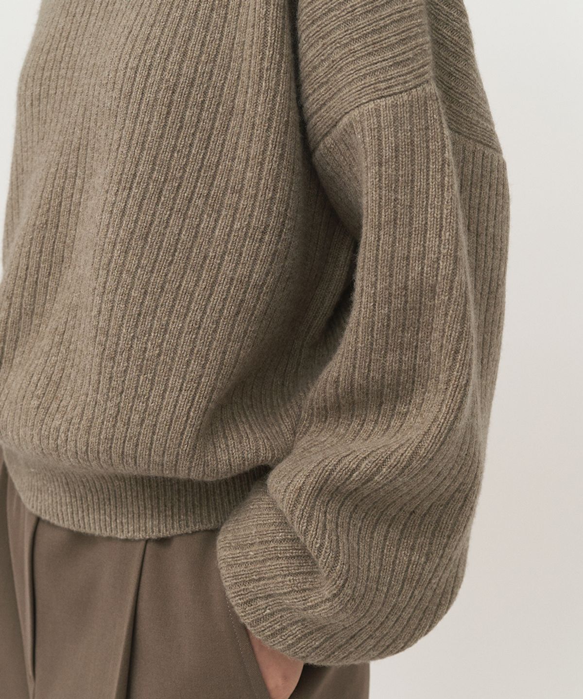 러프사이드 화이트라벨(ROUGH SIDE WHITE LABEL) Classic Crewneck Knit Oatmeal