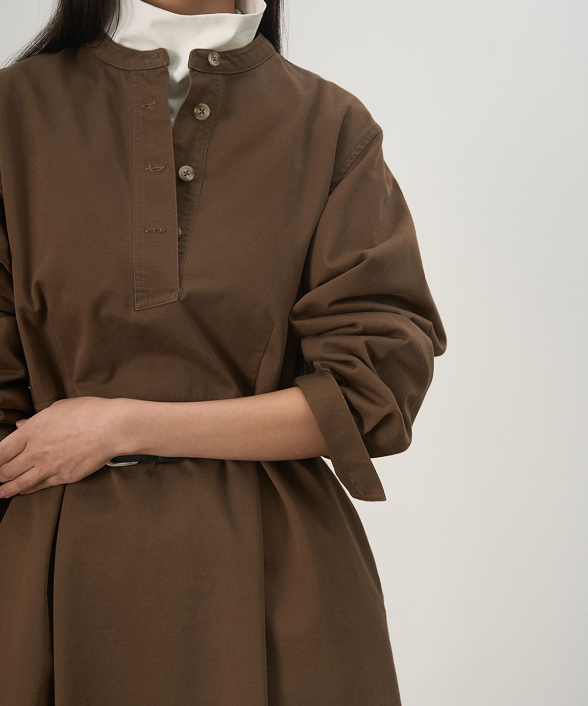 러프사이드 화이트라벨(ROUGH SIDE WHITE LABEL) Stand Collar Shirt Dress Sepia
