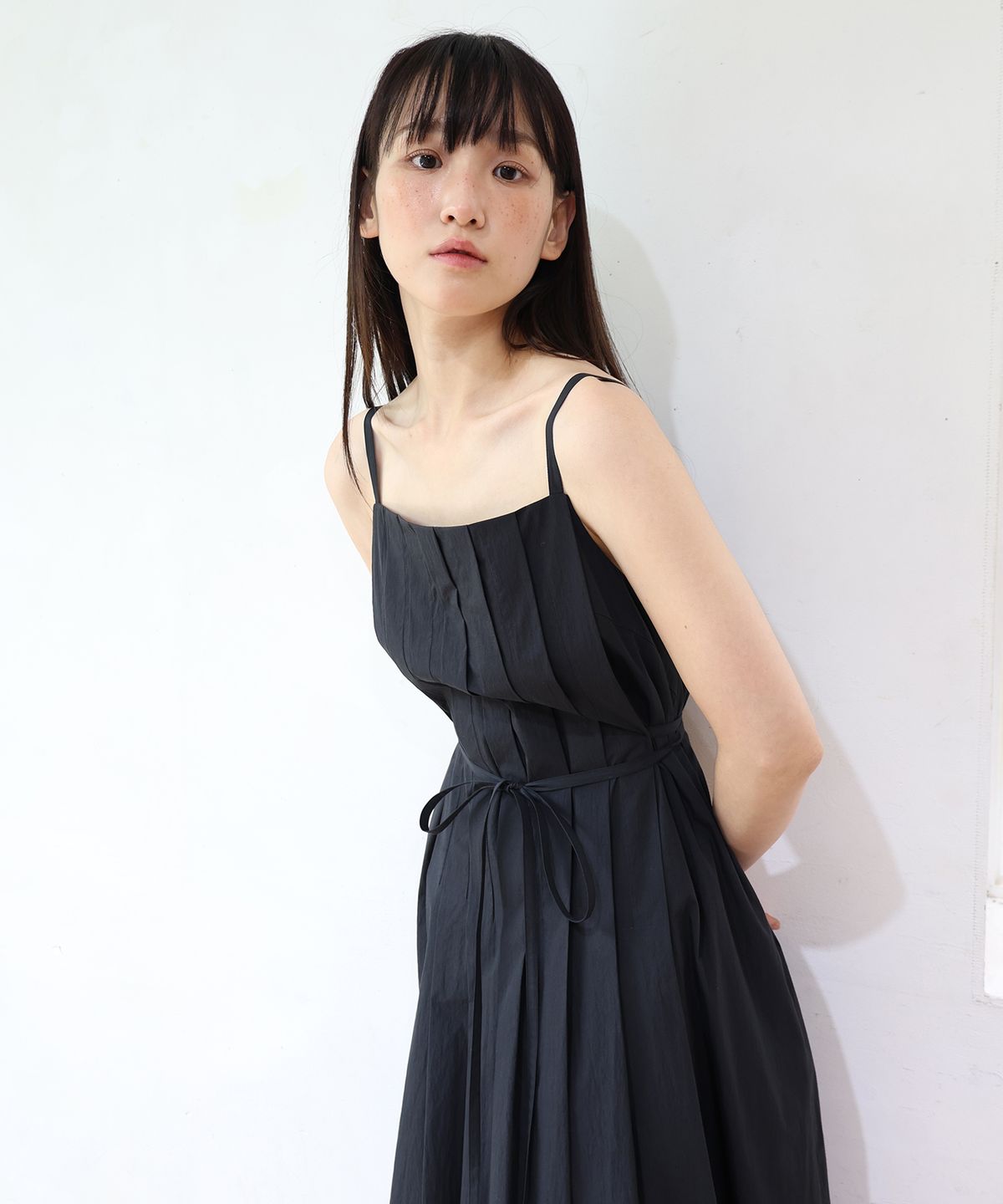 폴앤앨리스(PAUL&ALICE) PLEATS CAMISOLE DRESS / BLACK