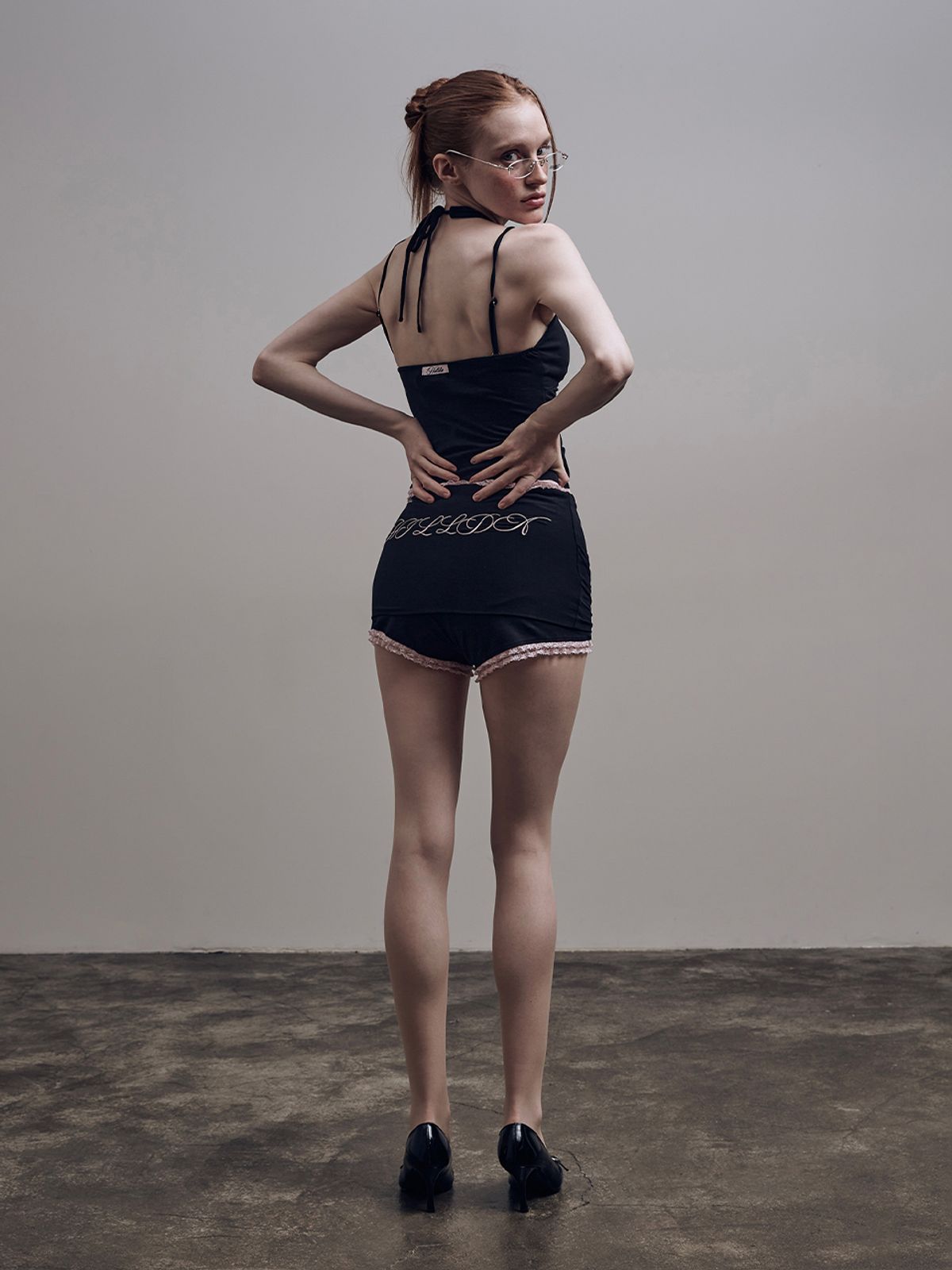 힐다(HILLDA) 로즈 레이스 홀터 탑 [블랙]