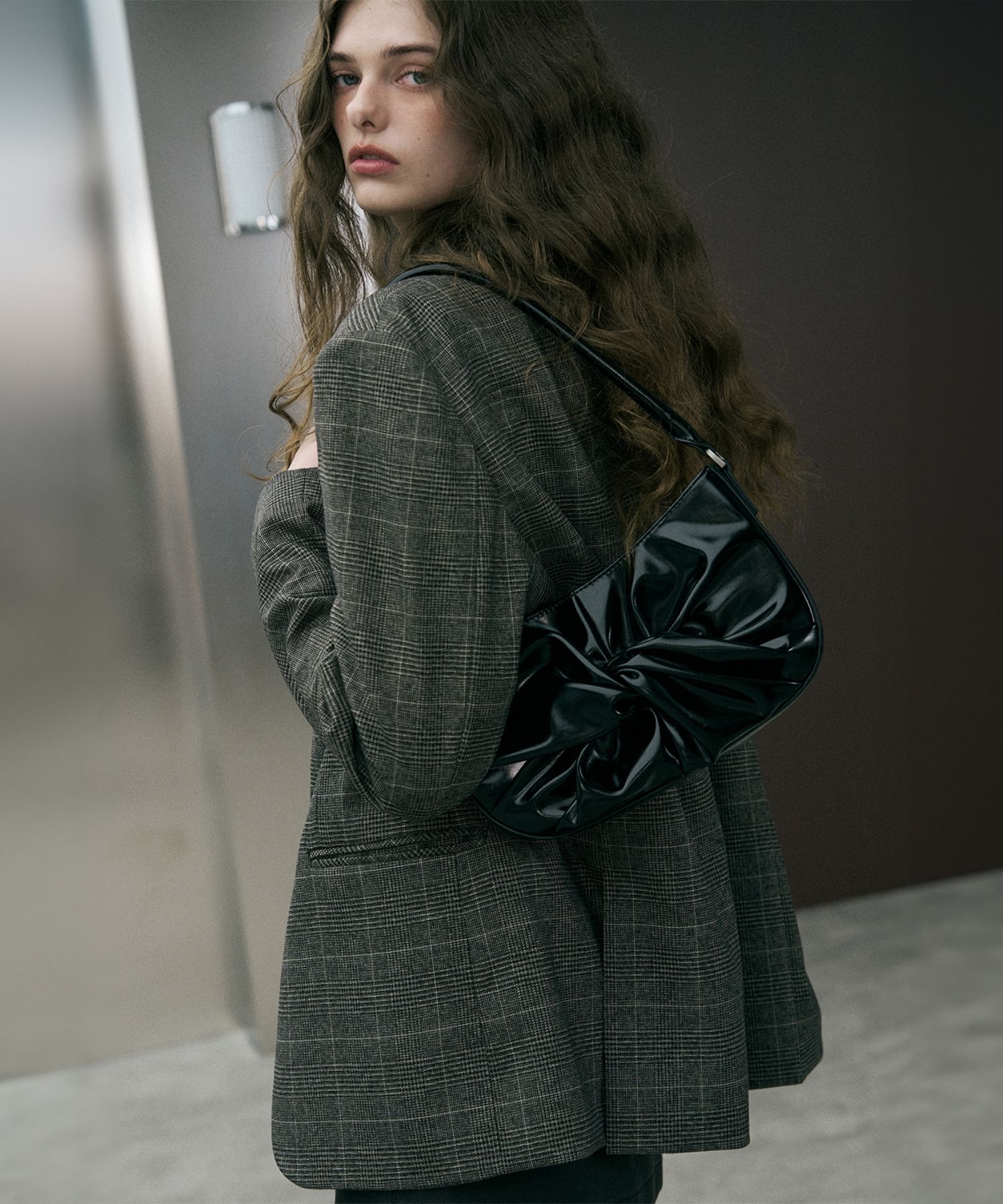 ★athe★ RUBAN Glossy Gray Ribbon Backpack & Shoulder Bag S 아떼 바네사브루노 Bag&Acc 공식 스토어