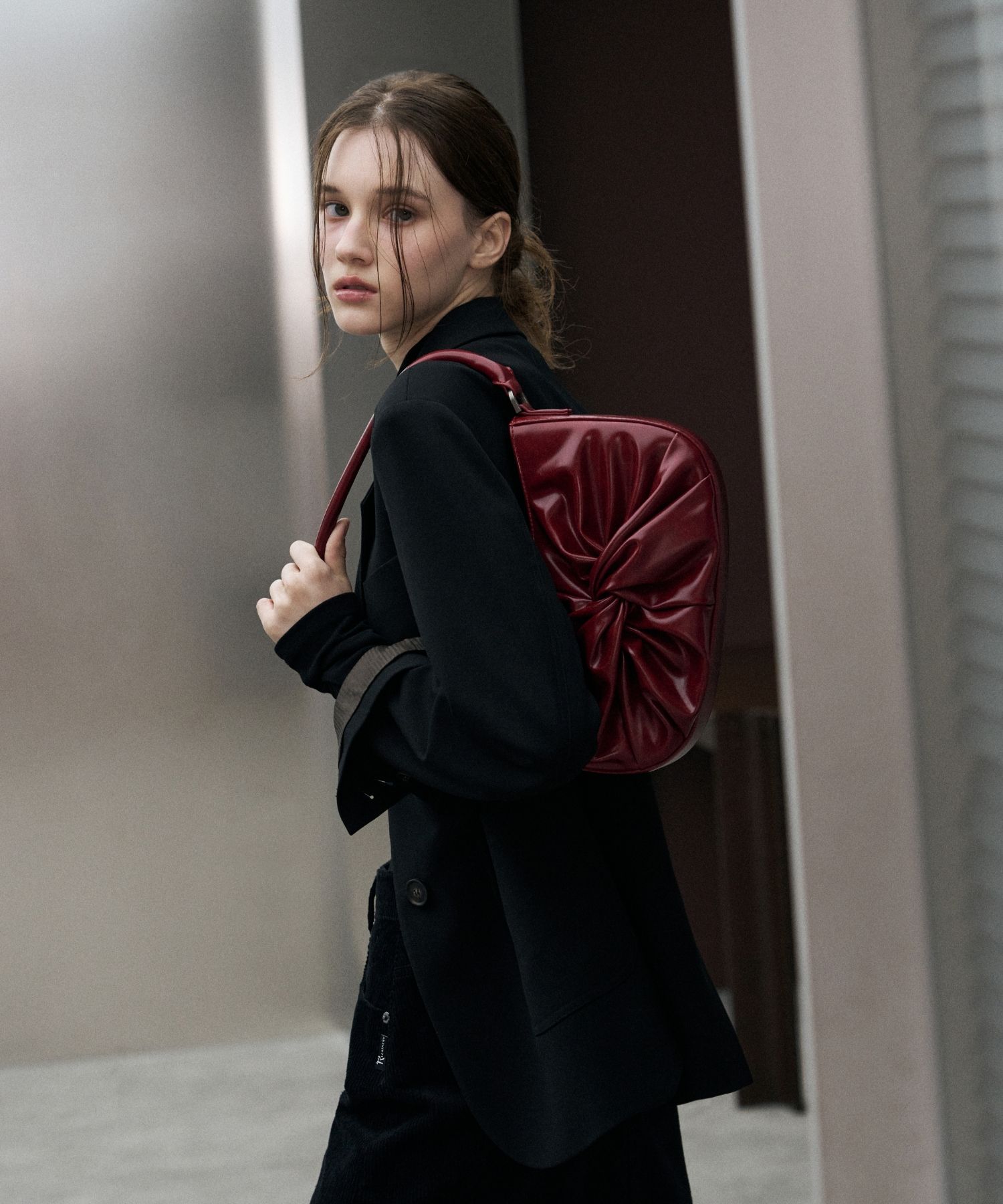 MUSINSA公式 | LEATHERY グロッシーリボンショルダーバッグ[レッド]