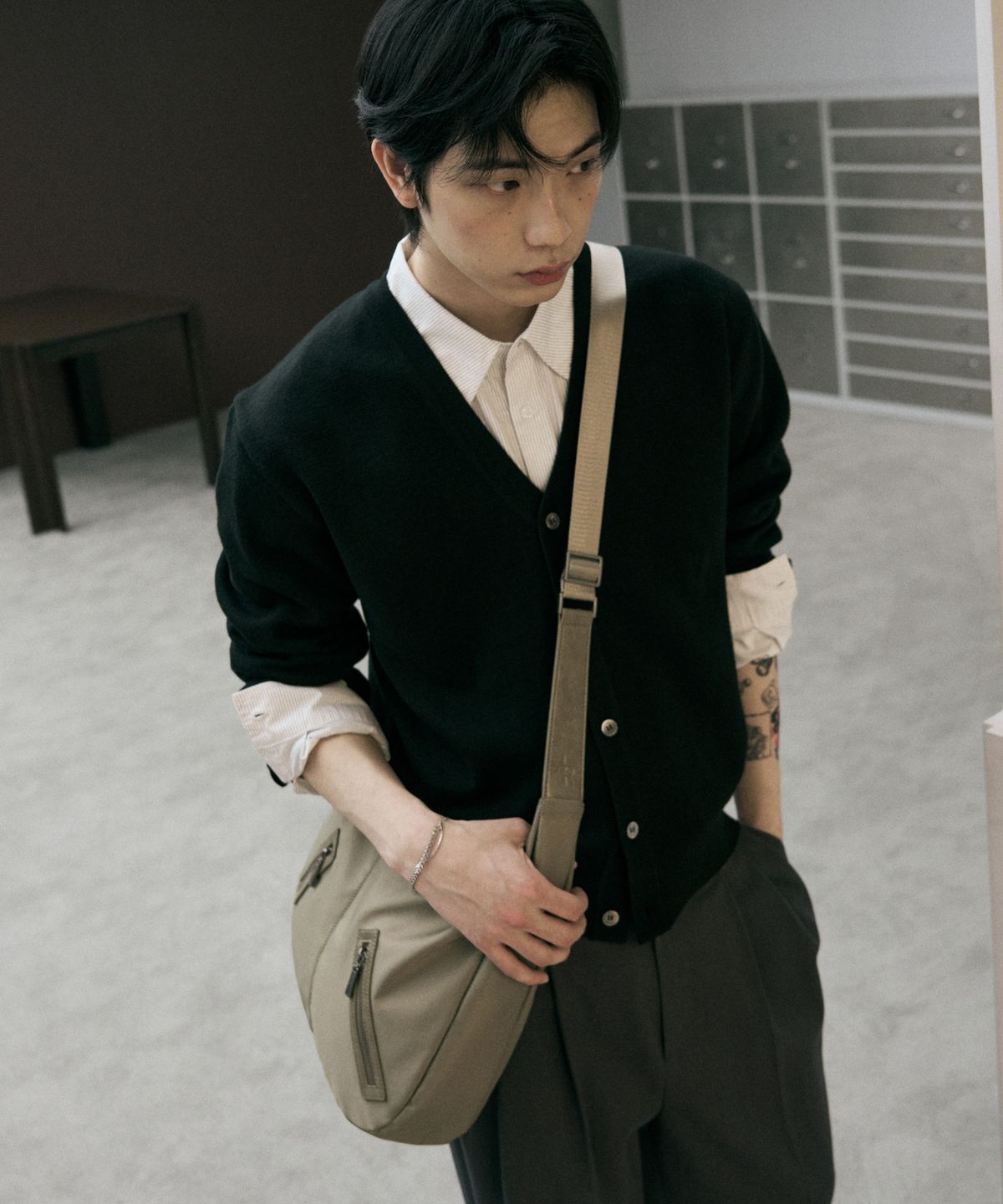 레더리(LEATHERY) 스플릿 나일론 크로스백 [KHAKI BEIGE]